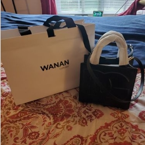 Wanan Luxury：大牌折扣区 Acne Studios T恤$94、Samba 运动鞋$109