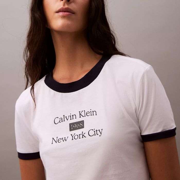 Tu妹同款 Calvin Klein 经典徽标图案短款T恤