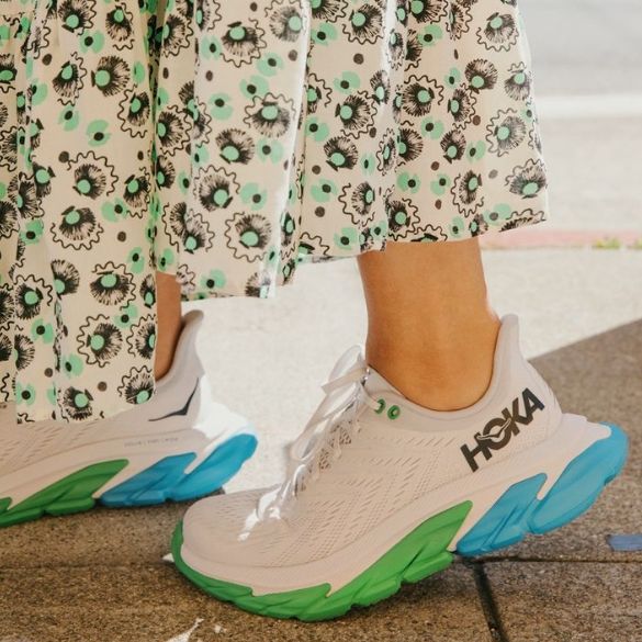 Nordstrom Rack：Hoka “户外天花板” 美鞋  Clifton 青少年跑鞋$79