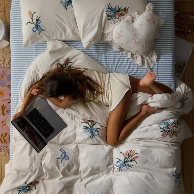 Urban Outfitters：床品限时特惠 花卉刺绣枕套$19 Toile 碎花床品套装$39