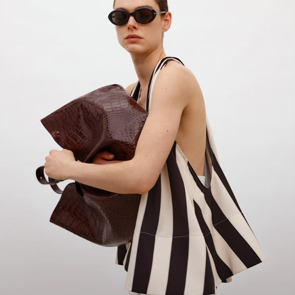 LUISAVIAROMA：时尚促销升级！A王水钻包折后€465