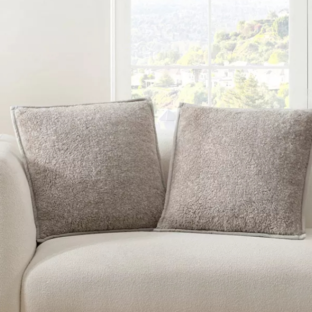 UGG 经典款绒毛装饰枕 2 个装