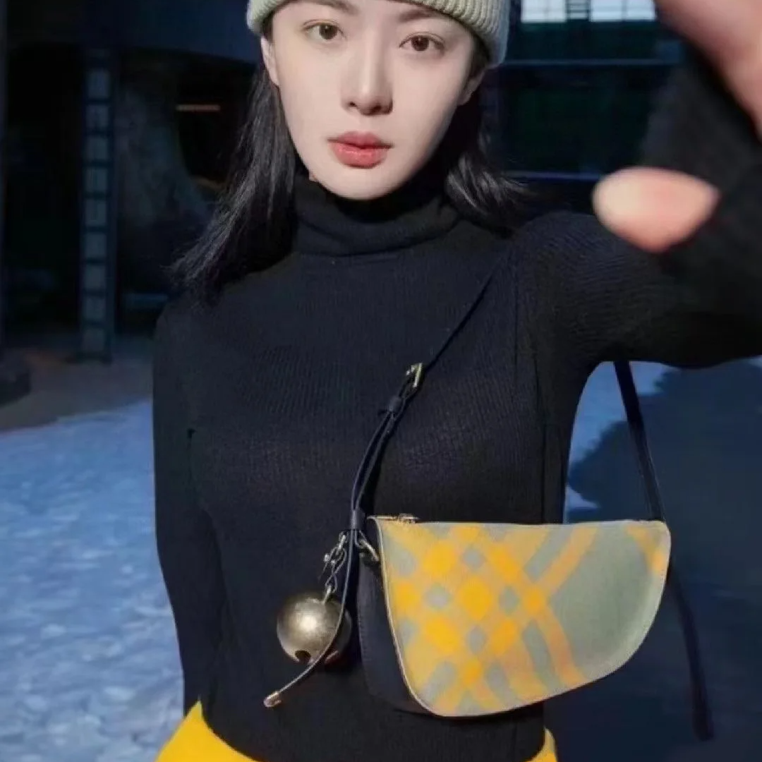 Burberry Shield 迷你格纹斜挎包