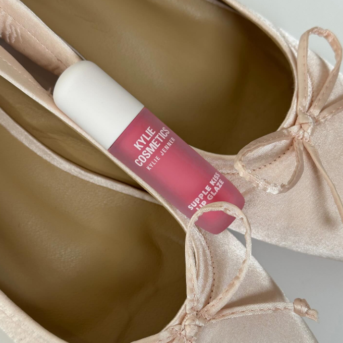 Kylie Cosmetics：美妆套装超值热卖！入手唇膏、粉底、香水等