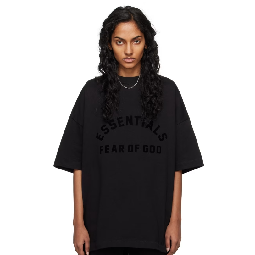 王嘉尔同款补货！Fear of God ESSENTIALS 黑魂款Logo 圆领T恤