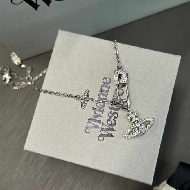 Vivienne Westwood 别针土星项链