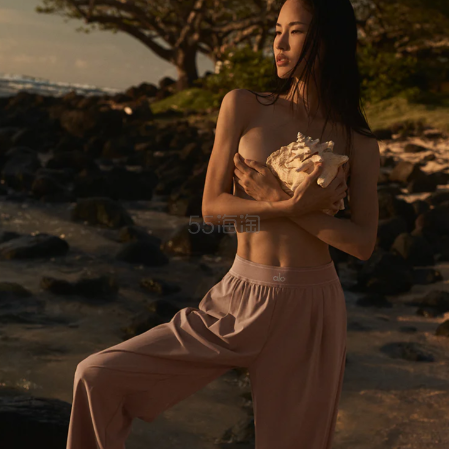 Alo Yoga：Taupe 色系上线！入手 Kylie Jenner 同款