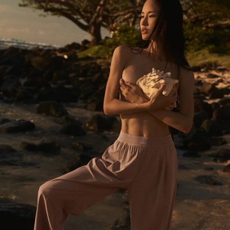 Alo Yoga：Taupe 色系上线！入手 Kylie Jenner 同款