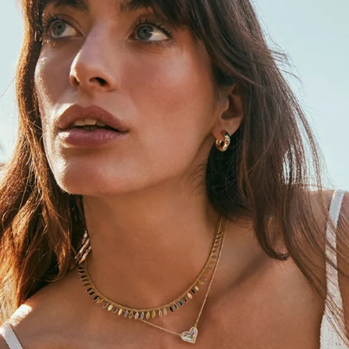 Kendra Scott：独立日大促 精选饰品热卖 粉色爱心项链$48 云朵项链$43