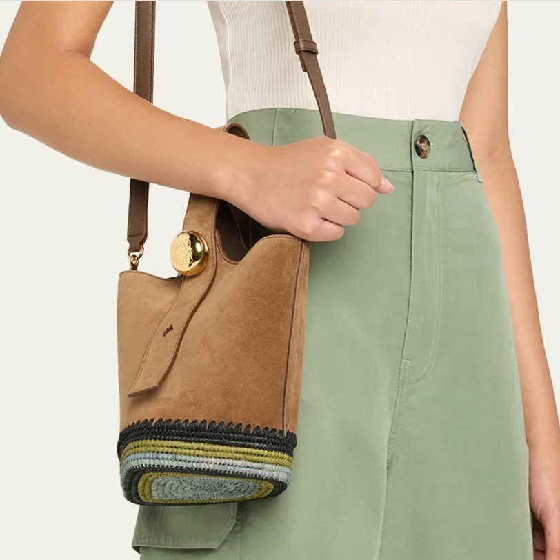 Bergdorf Goodman：假日必备穿搭 Loewe 绒面迷你水桶包$2400