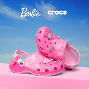 Crocs SG：芭比联名上新！经典洞洞鞋S$109