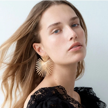 Bergdorf Goodman：大牌首饰热卖 Prada 白鹿同款 Logo 耳钉$495