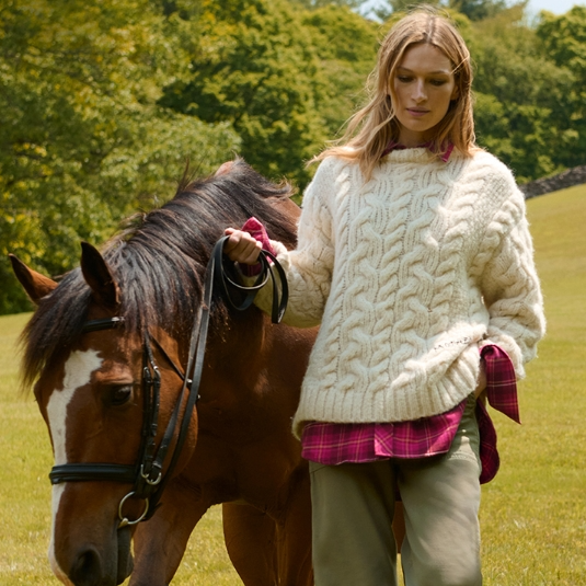 Bloomingdales：秋季羊绒服饰大促！花卉印花V领开衫$182.4