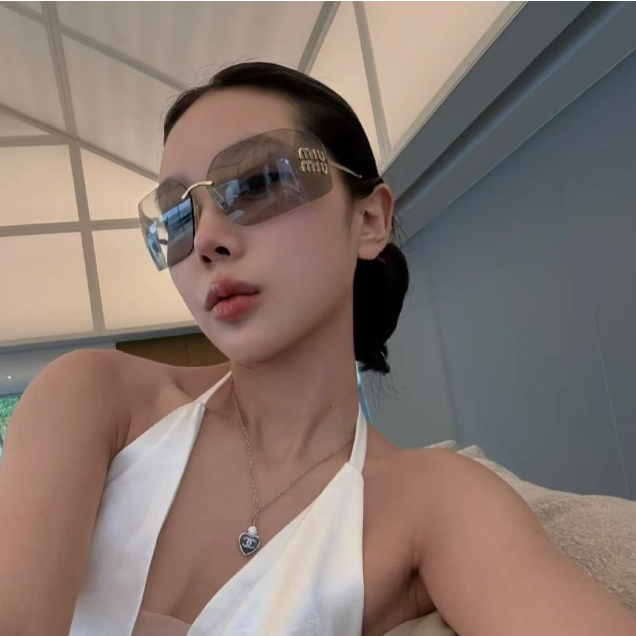 Miu Miu 灰色字母无边墨镜