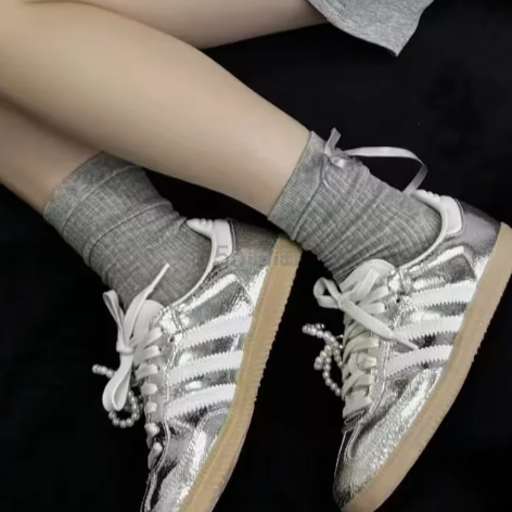 adidas SAMBA OG 银色运动鞋