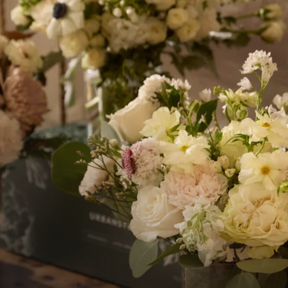 Kathy Kuo Home x UrbanStems 冬日繁花系列上新 售价$95起