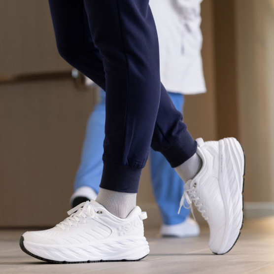 Hoka One One：折扣区运动鞋履热促 低至5折