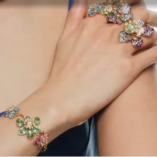 Swarovski：施华洛世奇配饰热卖 入天鹅项链、蓝钻耳环等