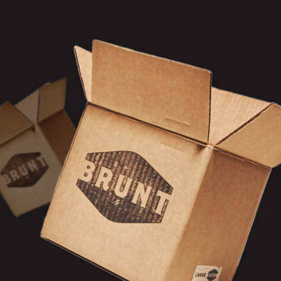 BRUNT 3月礼盒（限量版迷彩棒球帽+棕色 T 恤+徽章）