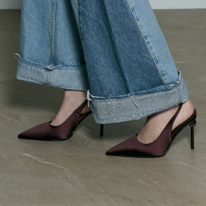 黛米·洛瓦托同款！Charles & Keith 缎面尖头露跟高跟鞋 - 酒红色