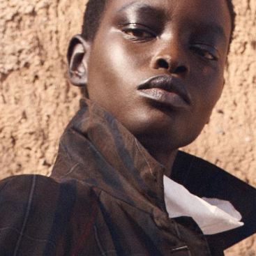 COS：春日极简穿搭指南 剪裁质感在线