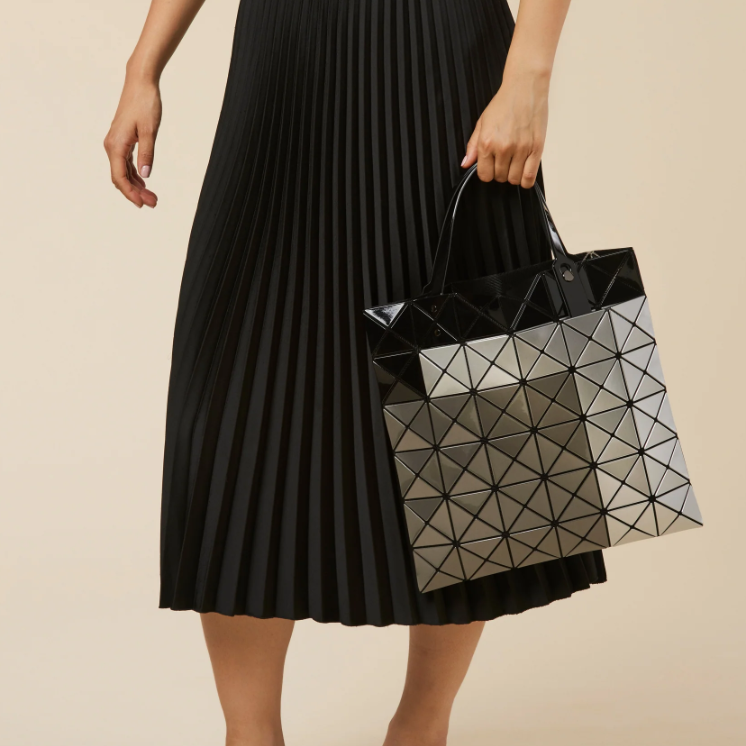 SSENSE：三宅一生春夏款包包上新 Prism Plus 托特包$456