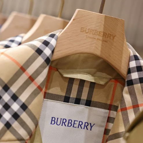 Saks Fifth Avenue：Burberry 时尚专场 儿童棉质T恤$122、张婧仪同款围巾$210