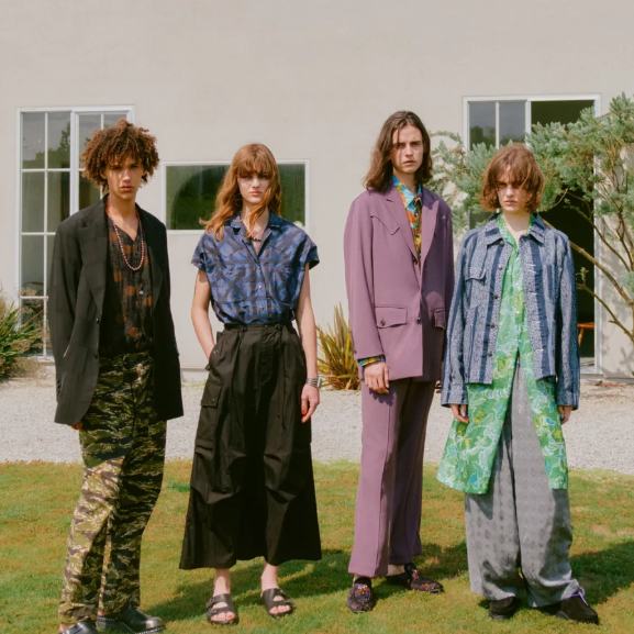 SSENSE：NEEDLES 霓虹新装上架！休闲裤、棒球帽、牛仔裤等