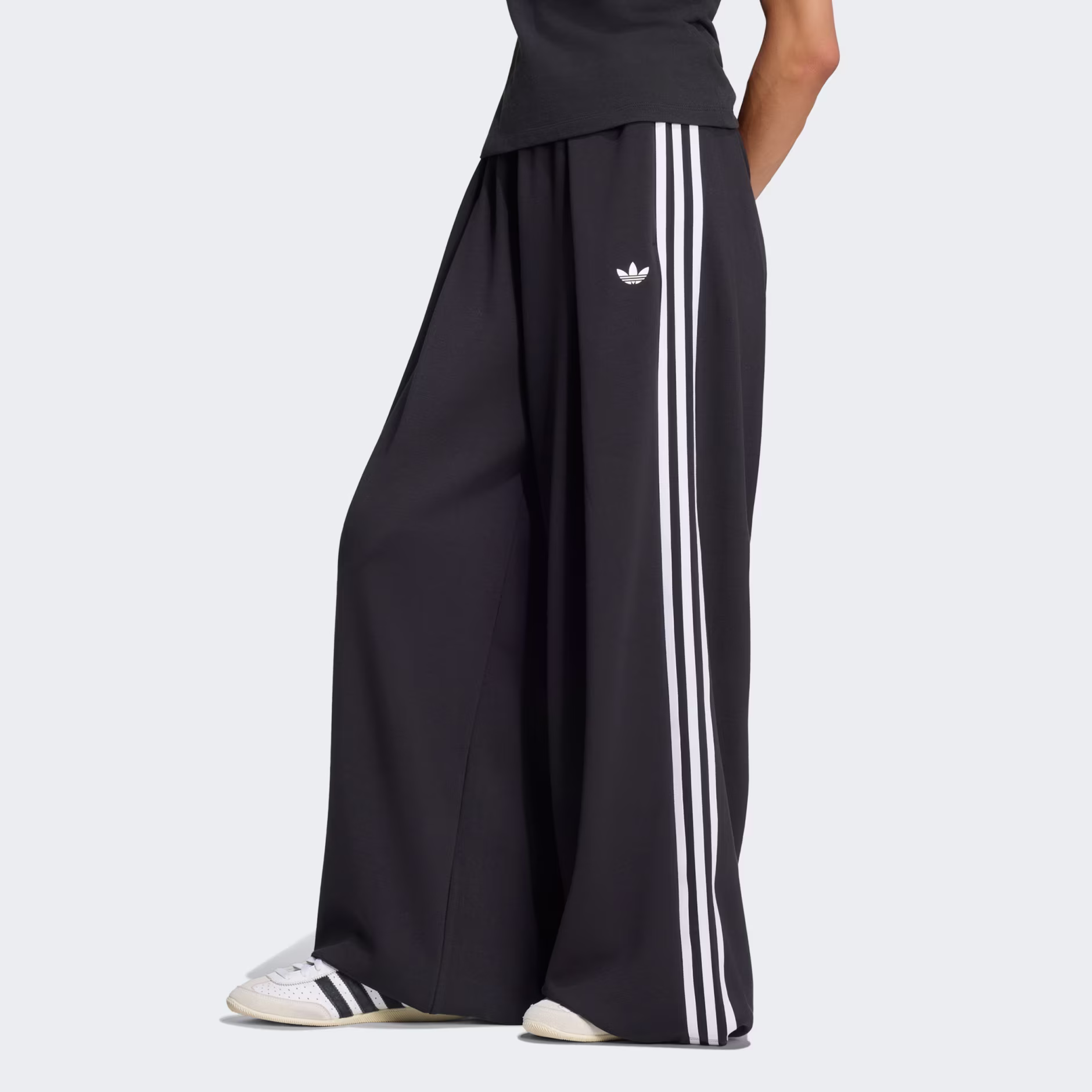 Adidas x Jennie 联名款运动长裤